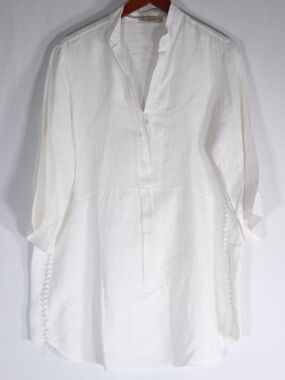 Laura Bianchi linen tunic features a split v-neck, three-quarter sleeves,